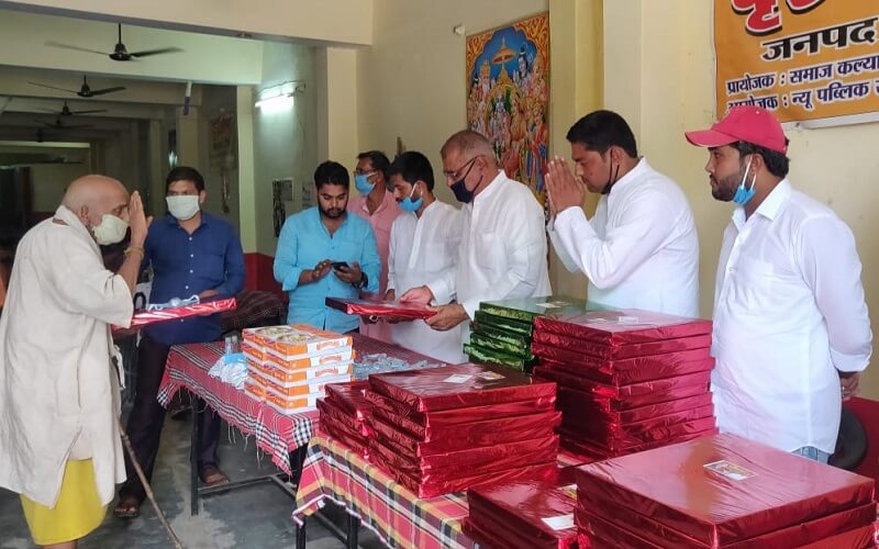 Samajwadi Students' Assembly in Banda celebrated Akhilesh Yadav's birthday by distributing mask-sanitizer to old and orphans