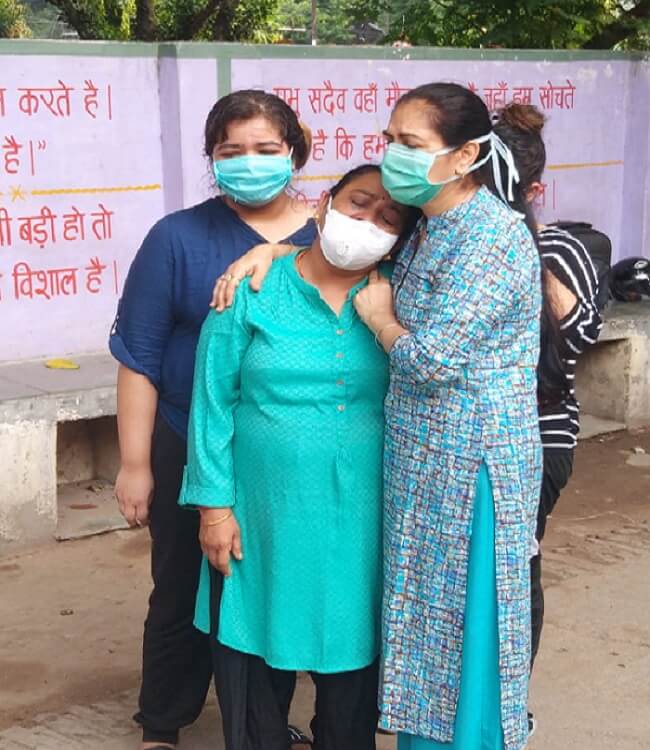 crying family of martyr CO Devendra Mishra in Kanpur