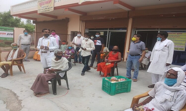 Traders in Banda distributed fruits at old age homes