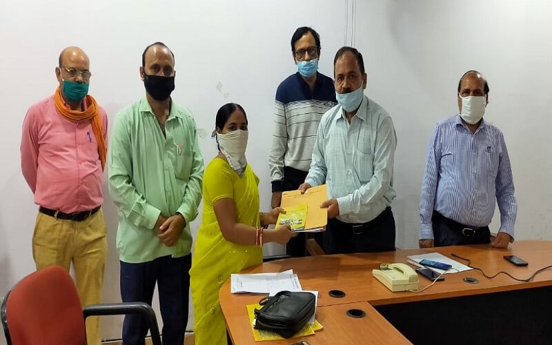 Director distributes mask-sanitizer to entrepreneurs 