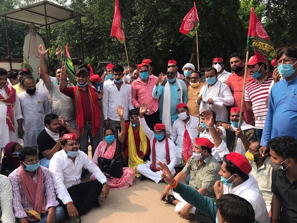 Demonstration of supporters against government in Banda, memorandum