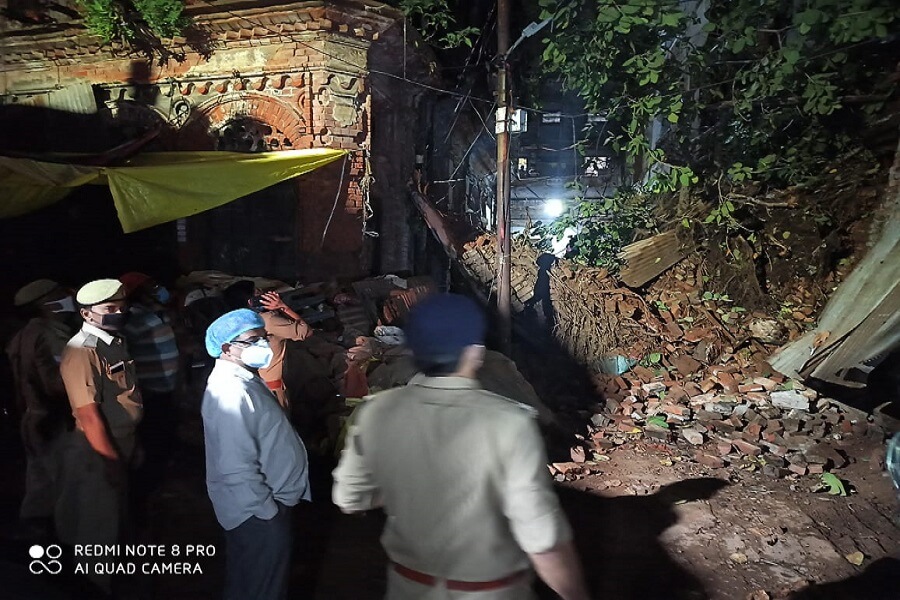 A dilapidated house collapsed in Kanpur, fear of four buried with mother and daughter in debris