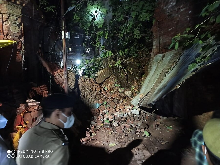 A dilapidated house collapsed in Kanpur, fear of four buried with mother and daughter in debris