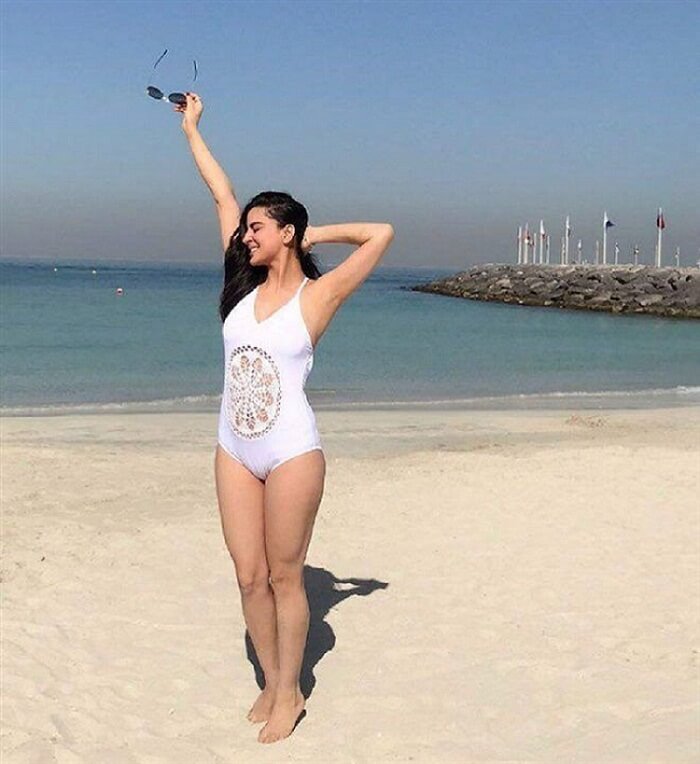 tv-daughter-in-law-shraddha-arya-rocked-in-black-swimsuit