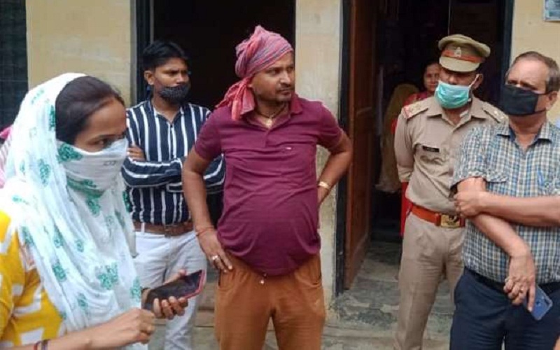 Banda: Kasturba Gandhi school watchman shot himself, discussing affair with student