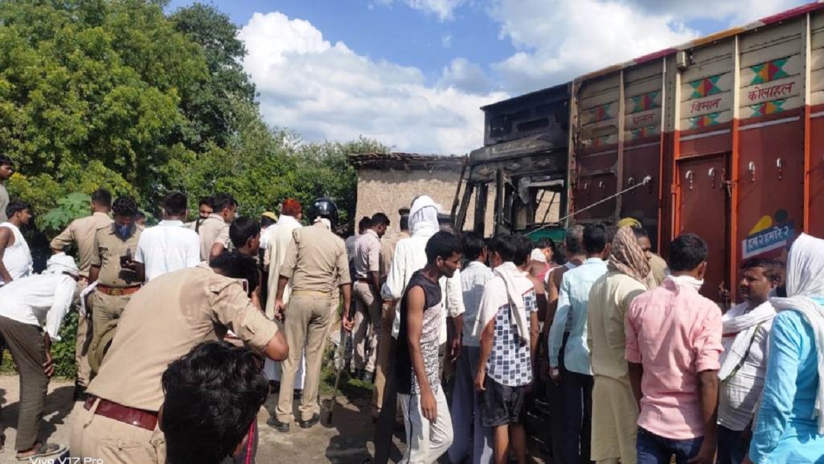 Overload truck of sand formed in Banda, two elderly people killed in collision died alive