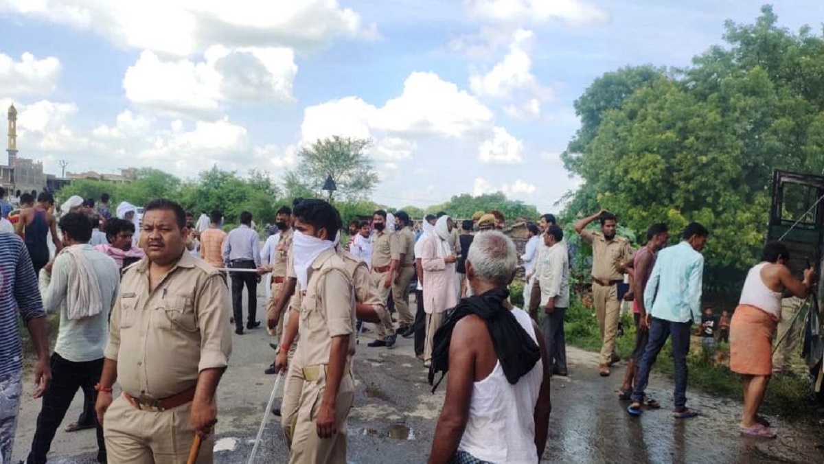 Overload truck of sand formed in Banda, two elderly people killed in collision died alive