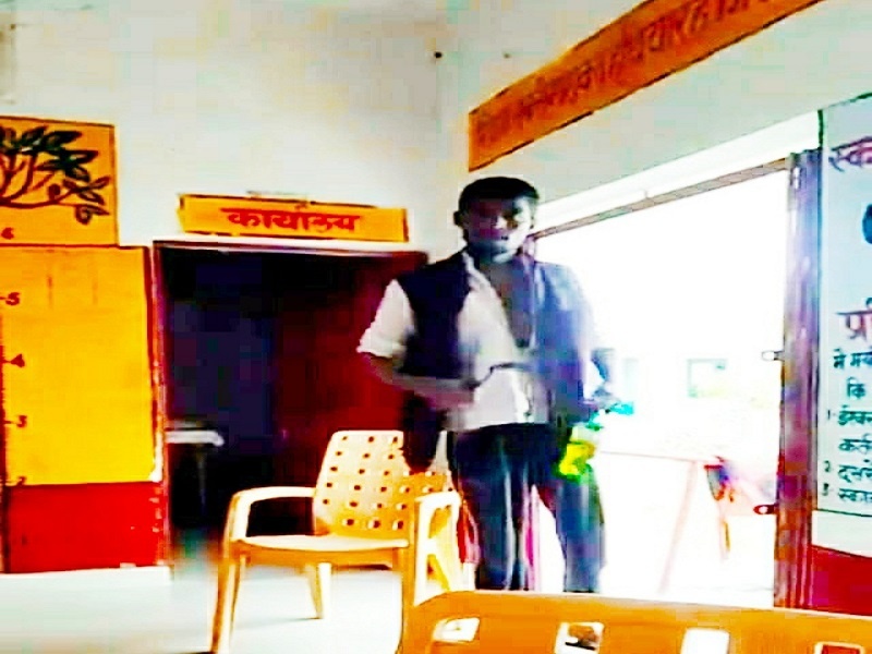 Petrol in Banda in one hand, sickle in other, drunken entering school,arrested