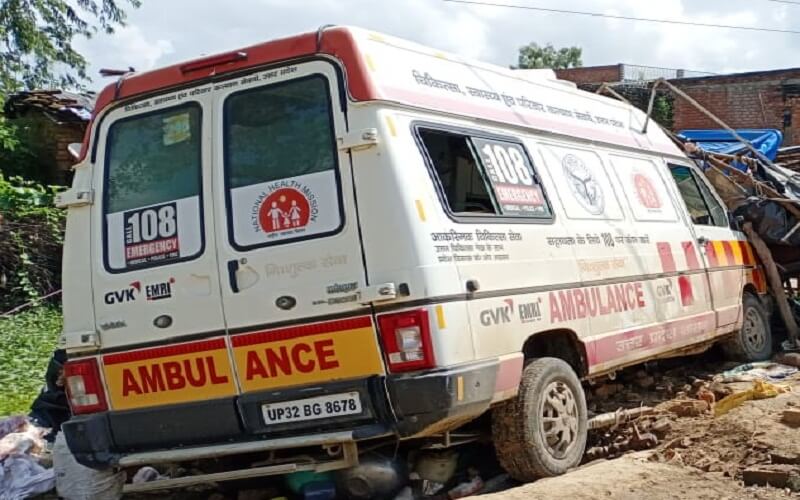 Uncontrolled ambulance slams  one woman dead, second serious in Banda 