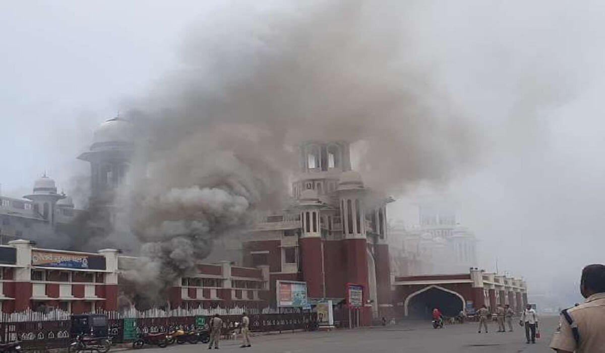 fire in atm at charbagh railway station lucknow