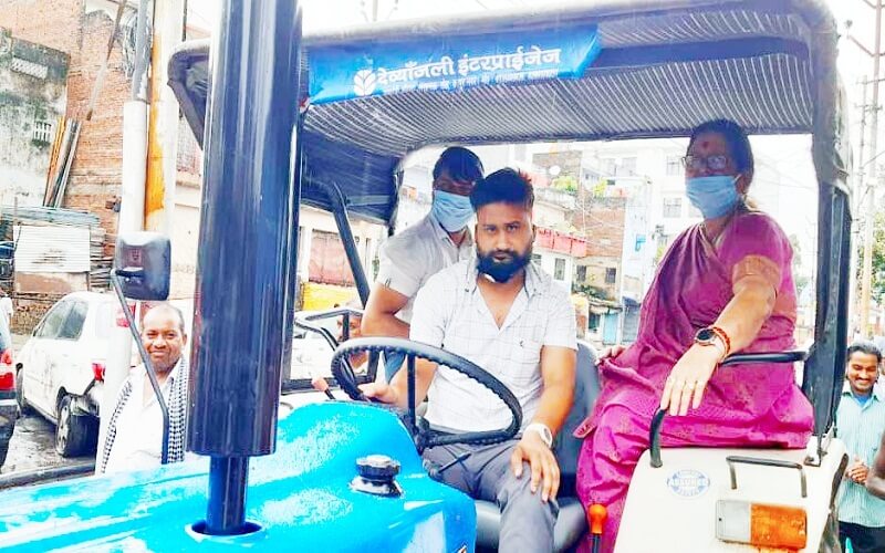 kanpur-city-drowned-in-rain-businessman-on-streets-mayor-on-tractor