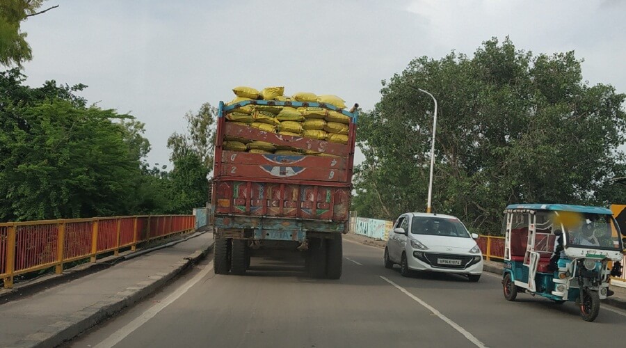 Overload trucks pass through the city unimpeded despite strictness