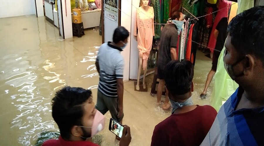 kanpur-city-drowned-in-rain-businessman-on-streets-mayor-on-tractor