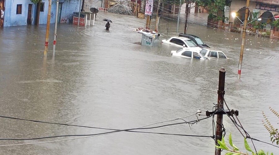kanpur-city-drowned-in-rain-businessman-on-streets-mayor-on-tractor