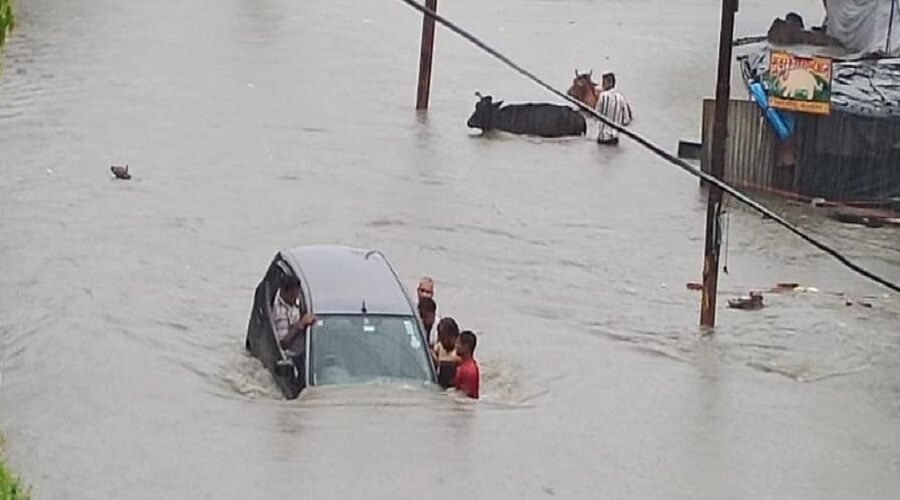 kanpur-city-drowned-in-rain-businessman-on-streets-mayor-on-tractor