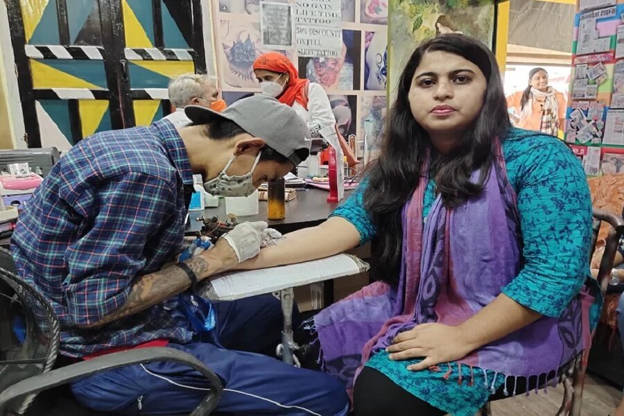 An example of unity, a Muslim woman got Jai Sri Ram's tattoo on hand