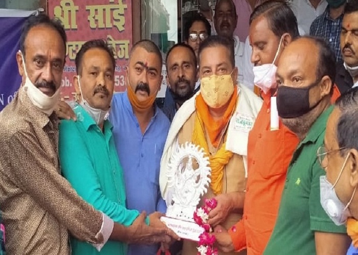 Actor Raja Bundela reached Banda, traders submitted memorandum about demands