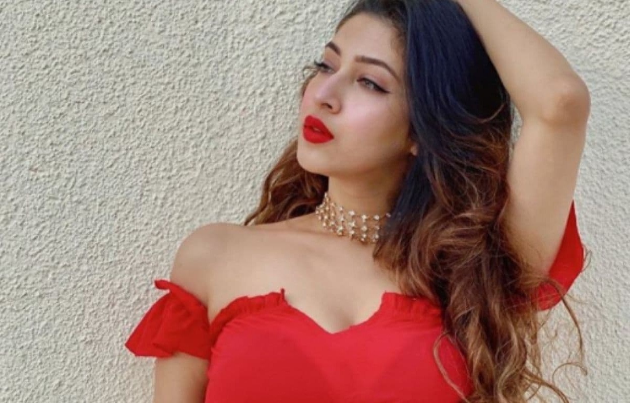 BollyWood: User comments on actress Sonarika's loose jeans 