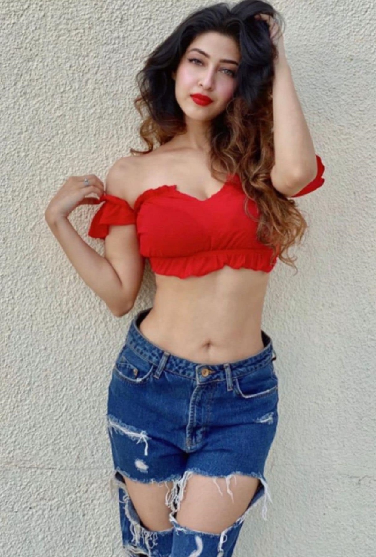 BollyWood: User comments on actress Sonarika's loose jeans 