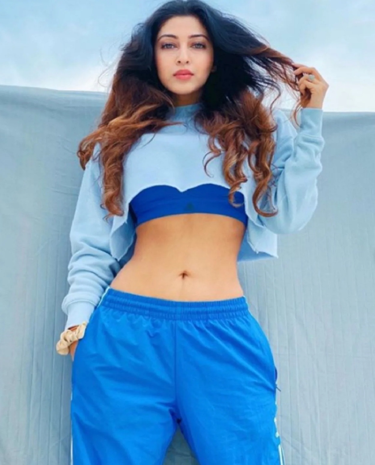 BollyWood: User comments on actress Sonarika's loose jeans 