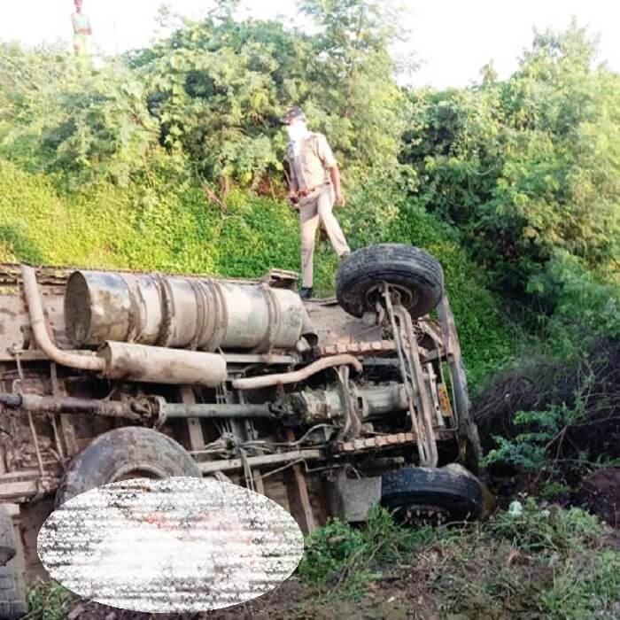 Truck overturned by trampling cattle in Banda