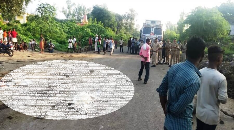 Truck overturned by trampling cattle in Banda