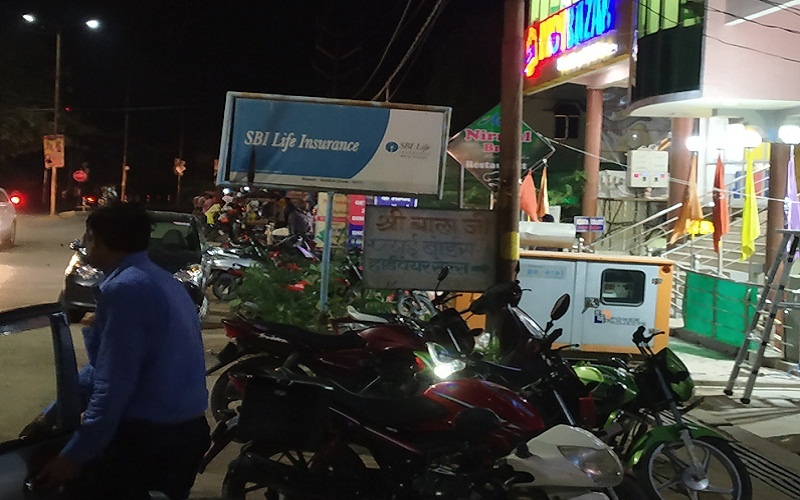 in Banda  Illegal occupation On road of mall owner, lax attitude of officers