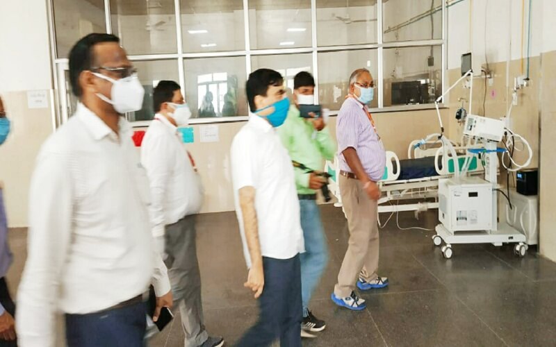 Kanpur DM examines 5 deaths in 1 day from Corona at Kanshi Ram Hospital