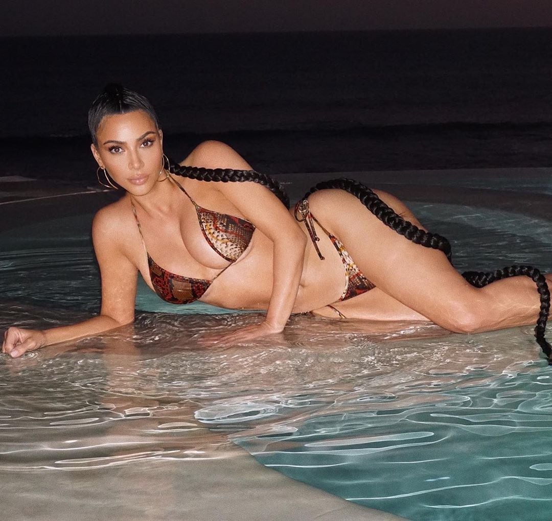 Model Kim Kardashian pulled very bold photos at pool at night