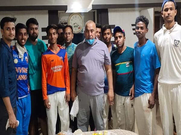 Players honored by giving cake to their coaches in Banda