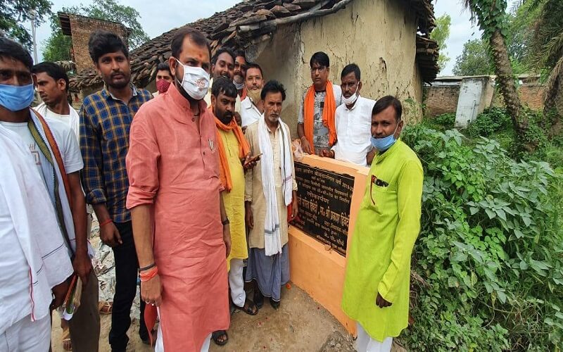 MLA Prakash Dwivedi listened to the problems along with the release of roads in Banda