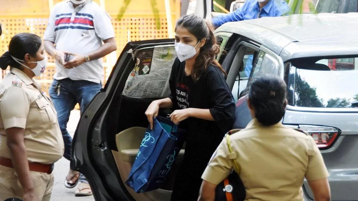 SSR Case : Riya Chakraborty gets Bell after one month jail, Shovik dismissed