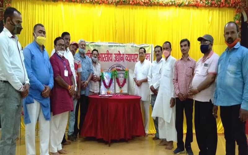 In Banda Businessmen pay floral tributes at condolence meeting