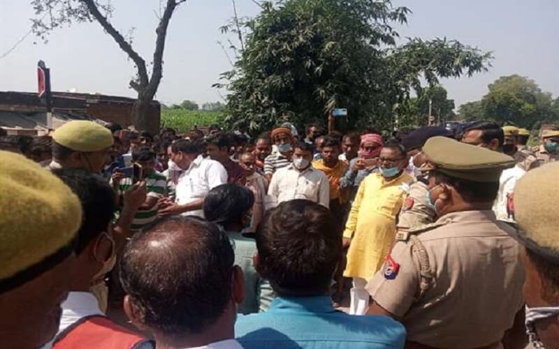 Angry villagers attack, sabotage on MLA's car in Banda