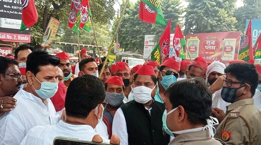 Demonstration of Samajwadi Party workers against UP government in Banda