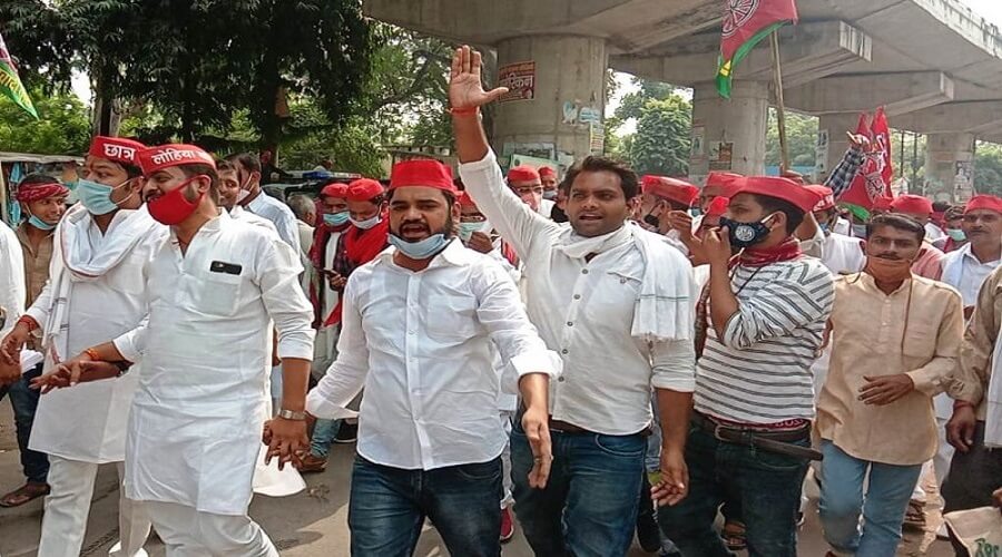 Demonstration of Samajwadi Party workers against UP government in Banda