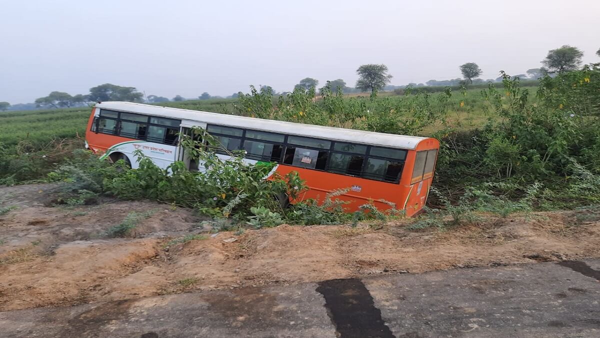 Major accident averted in Hamirpur, roadways bus landed in ditch