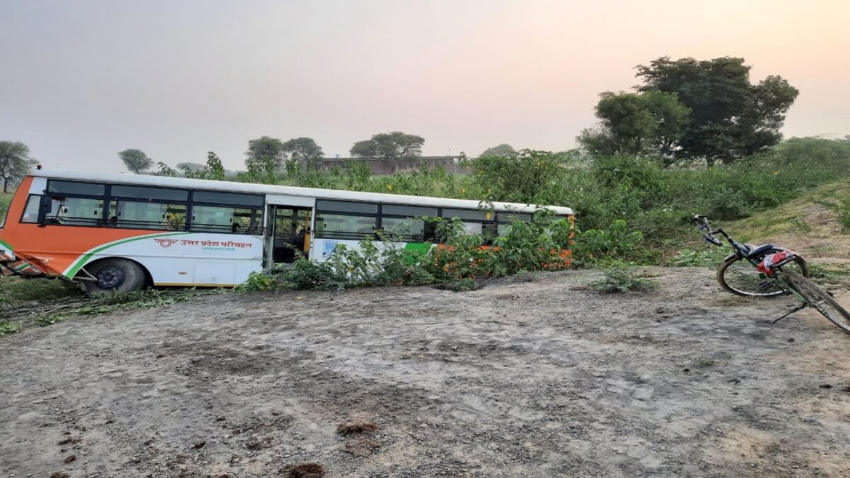 Major accident averted in Hamirpur, roadways bus landed in ditch