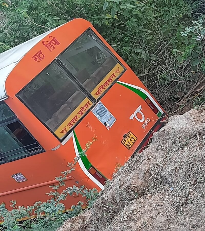 Major accident averted in Hamirpur, roadways bus landed in ditch