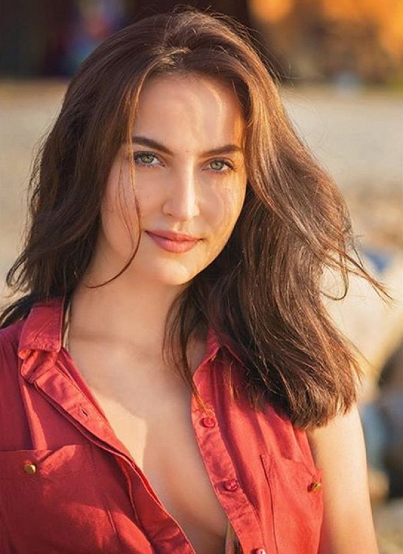 Actress Ellie Avram again raised Internet temperature, shared Bold Photos
