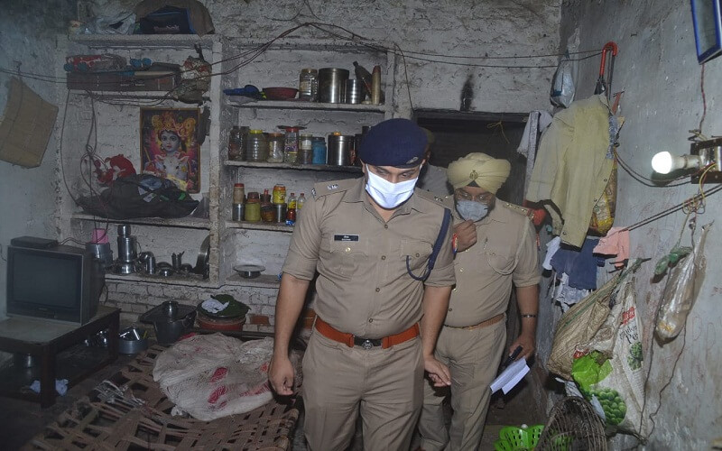 breaking-news-a-woman-was-just-murdered-by-beheading-her-in-kanpur