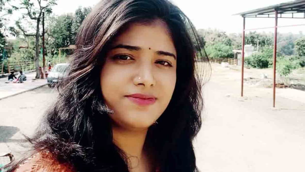 In Indore (mp) woman taking a selfie fell into an 800-foot deep ditch, body was barely found 
