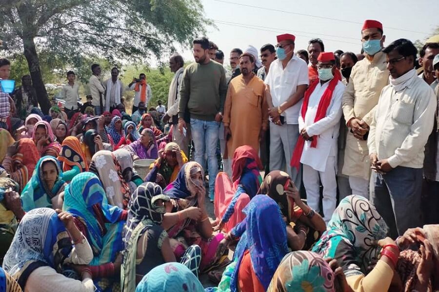 Angery mob erupted against police in Banderu of Banda and did blocked road and raised slogans