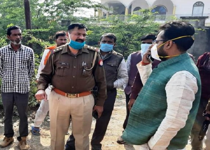 Banda : Death of laborers on sand mining quarry in suspicious condition, murder case loged against  Director, Former MLA-nephew