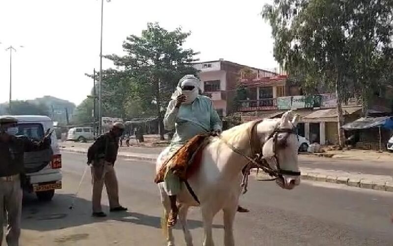 By-election : middle aged arrived on horseback in Bangarmau, see photo
