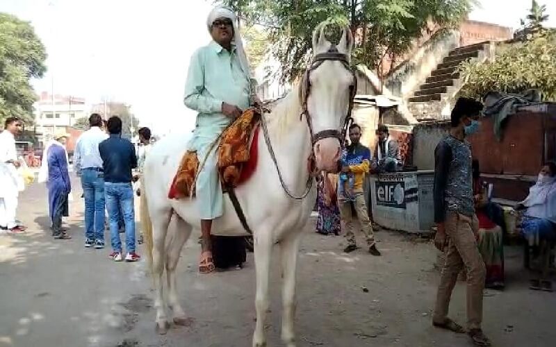 By-election : middle aged arrived on horseback in Bangarmau, see photo