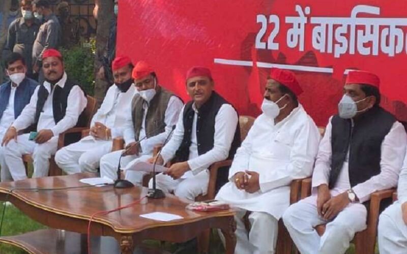 Etawah : Akhilesh Yadav's big announcement - no alliance in 2022, Shivpal will become minister if government formed