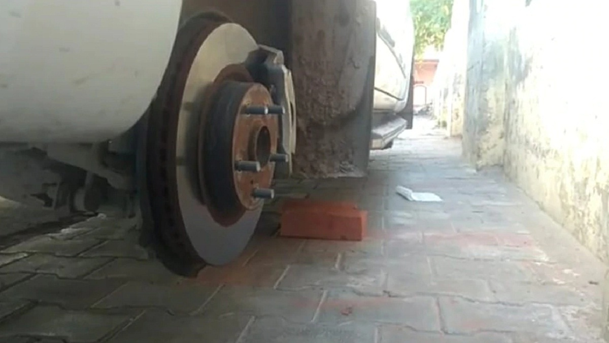 In Aligarh Female BJP leader's car wheel stolen, car parked on bricks