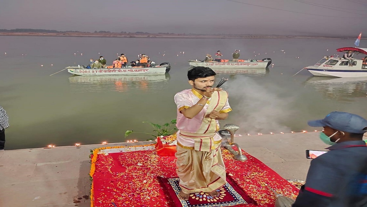 Mother Ganga worshiped at Atal Ghat in Kanpur with 11 thousand lamps, see photo
