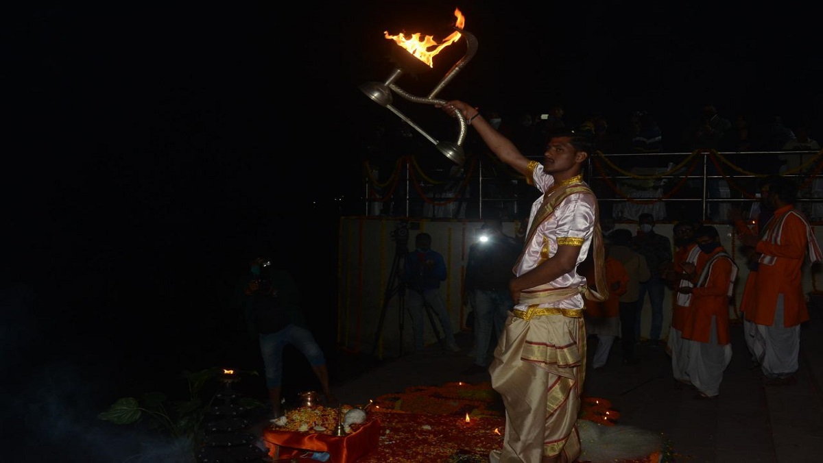 Mother Ganga worshiped at Atal Ghat in Kanpur with 11 thousand lamps, see photo
